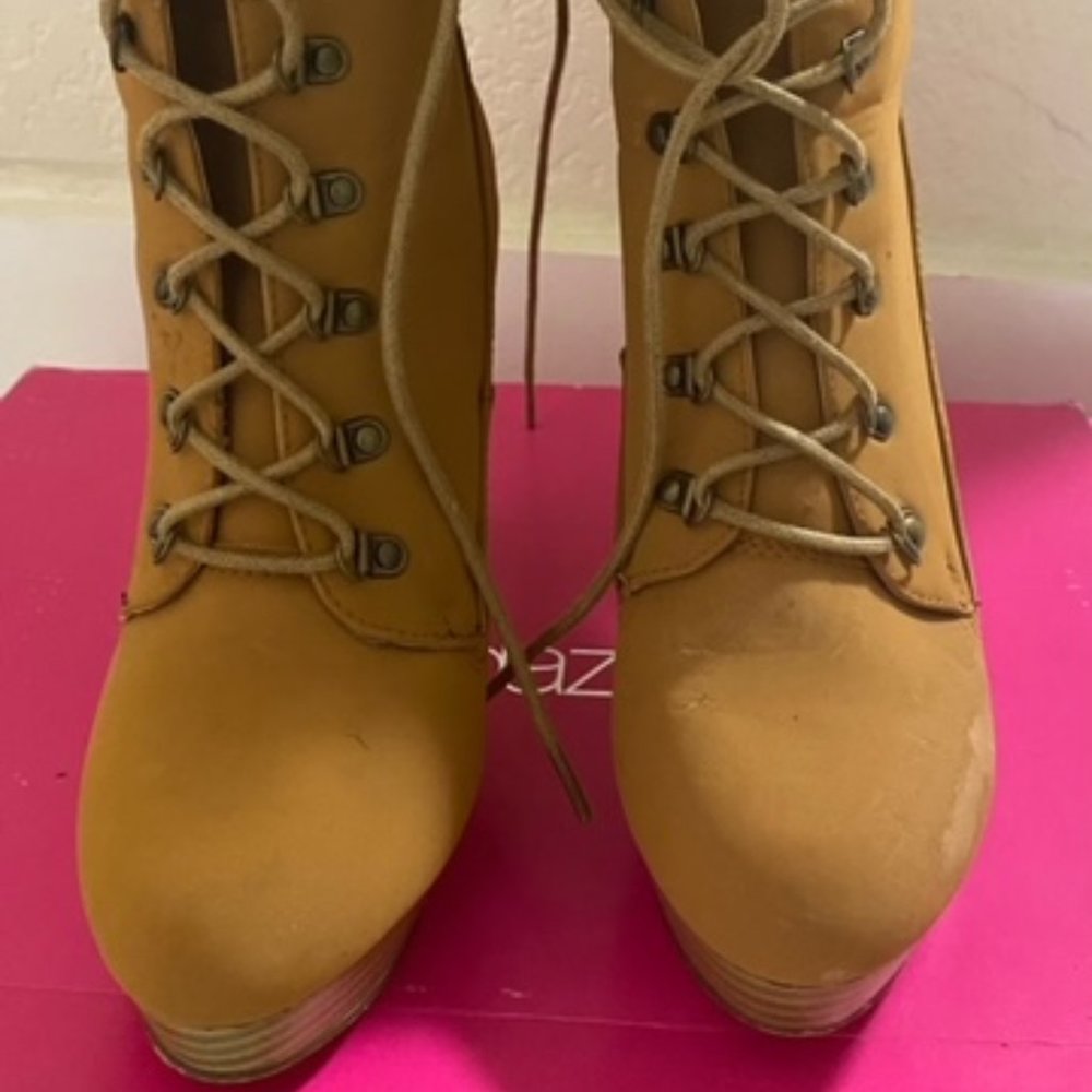 Shoe Dazzle -Daylene Camel colour size 9 Fall boot